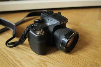 Fujifilm FinePix SL240 - 2
