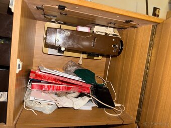 Skříňka s vestavěným šicím strojem - 2