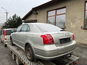 Toyota Avensis 2.0-108 kw-Liftback-náhradní díly - 2