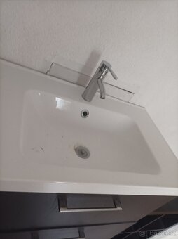 Umyvadlo že skrinkou a zrcadlo do koupelny - 2