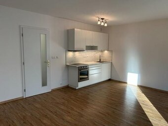Moderní bílá kuchyňská linka (bez spotřebičů) - 2