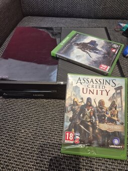 Xbox ONE + 2 ovladače + 2 hry a všechny kabely. - 2