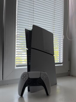 PS5 SLIM V ZÁRUCE 12/26 + 2 OVLADAČE - 2