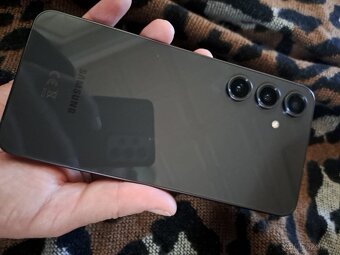 Samsung S24 FE - zánovní - 2