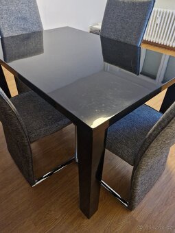 Jídelní stůl s židlemi - 2