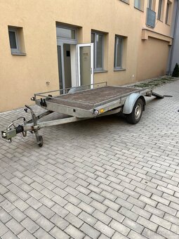 Přívěsný brzděný vozík Agados s najezdy - 2
