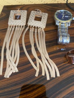 Prodám náramkové hodinky za 1500 korun, včetně pozlacených n - 2