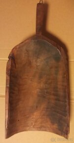 Dřevěná plastika na zeď (lopatka). - 2