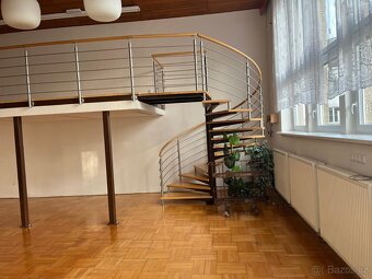 Dřevěné točité schodiště a nerezové zábradlí - 2