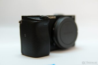 Sony Alpha A6400 – tělo s příslušenstvím - 2