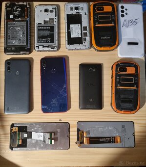 Mobilní telefony na náhradní díly nebo k opravě – 8 kusů.
- 2