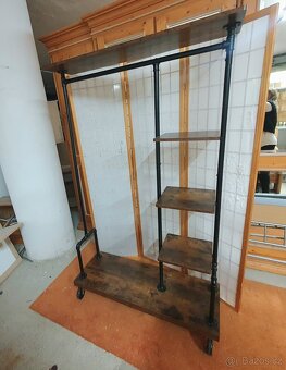 Pojízdný rustikální věšák - 2