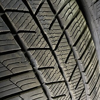 Zimní pneu 215/55 R17 98V Barum 5,5mm - 2