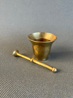 Mosazný lékárenský hmoždíř 13 cm s tloukem - 2
