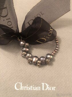 Dior beauty náramek s fialovými perlami a mašlí - 2