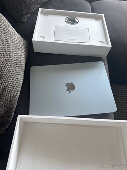 MacBook Air M4 modrý spěchá - 2
