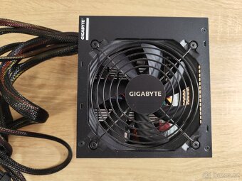 GIGABYTE P650B - 2
