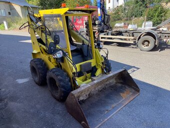 Smykový nakladač UNC 060 - 2