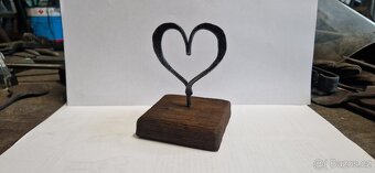 Kované srdce na dřevěném podstavci - 2