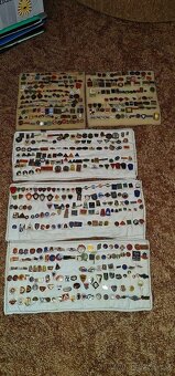 Mix mincí a odznáčků. - 2