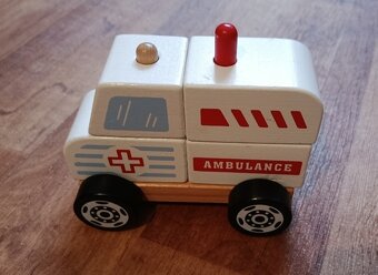 Dřevěná skládací hračka – sanitka značka Viga - 2