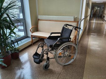 Zánovní invalidní skládací vozík - projede i úzkými dveřmi - 2