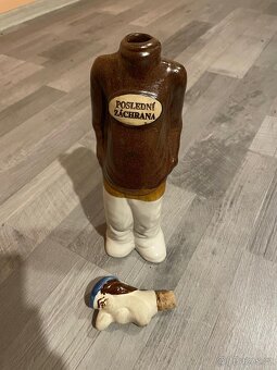 keramicka láhev ve tvaru postavy – „Poslední záchrana“. - 2
