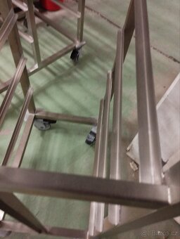 Nerezové poj.vozíky na táci. - 2