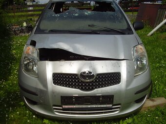 Toyta yaris 2006 s předku cokoli,mám na autě - 2