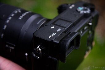 Sony A6400 + 18-135 mm, příslušneství - 2