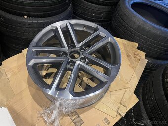 Audi originál litá kola 18" top stav - 2