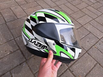 Starší integrální přilba LAZER na motorku - 2