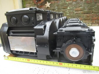 SEW-NOVÁ úhlová elektropřevodovka400V.0,12kw-23ot.min. - 2