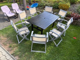 Stůl s 8 židlemi a 2 křesly - 2