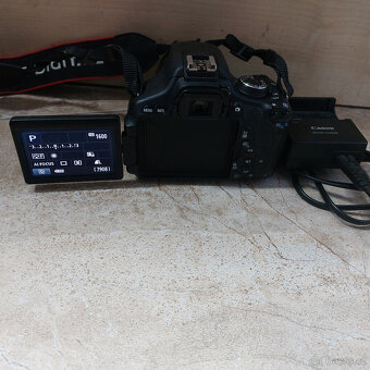 Digitální foťák Canon EOS 600D,objektiv Canon 18-55mm,nabíj. - 2