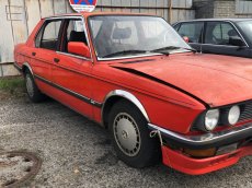 BMW 520 i E28 cervena nahradni dily - 2