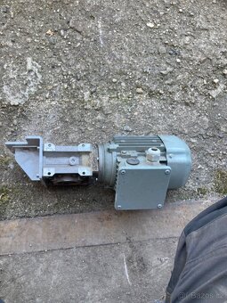 Elektromotor s převodovkou - 2