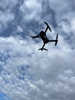 dron E88 – se zabudovanou kamerou, téměř nový - 2
