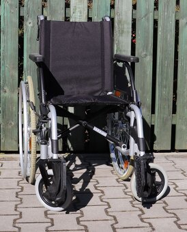 014-Mechanický invalidní vozík Breezy. - 2