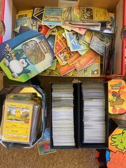 Pokémon karty bulk + plechovky a obaly atd.. - 2