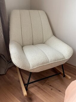 Bílé látkové houpací křeslo Kave Home - 2