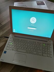 Bílý notebook Toshiba s Win - 2
