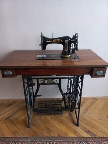 Starý stolový šicí stroj Strada - 2