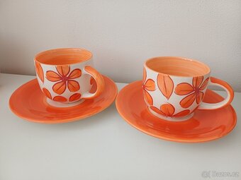 Kouzlo domova dva hrnky na čaj a dva na kávu s podšálkem. - 2