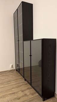 Velká prosklená vitrína – černá, jako nová - 2