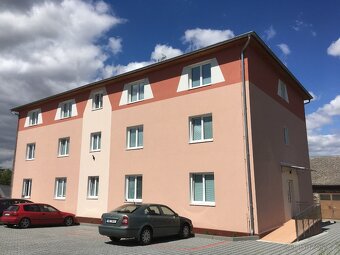 NOVÉ BYTY 1+KK,BEZ KAUCE,POUZE PRO 100%NEKUŘÁKY,PARKOVIŠTĚ - 2