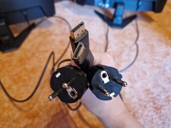 Dva monitory MSI MAG 27CQ6F - 2