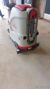 Podlahový mycí stroj Comac Innova 55 B - 2