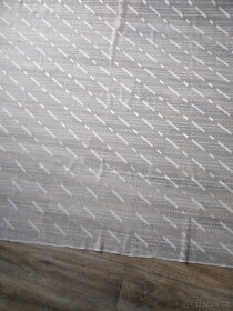 Záclona s bílým vzorem. - 2