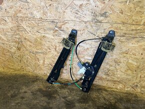 PŘEDNÍ PRAVÁ STAHOVAČKA BMW F11/F10 - 2